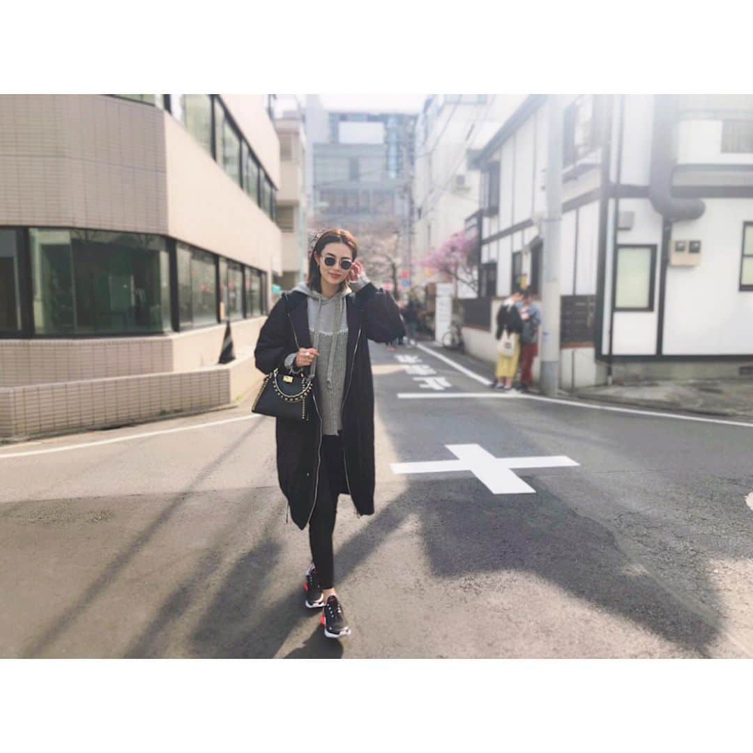 渡辺知夏子さんのインスタグラム写真 - (渡辺知夏子Instagram)「だいぶ暖かくなって来ましたー🌸 テレビで東京満開って言ってましたー 日陰はまだ蕾だよ。。🌳 ひなたは暖かくて ポカポカ眠いです😪わたしもバッチリ光合成しました✨😪✨ #桜 #お散歩 #眠気max #光合成」3月27日 17時47分 - chikako_724