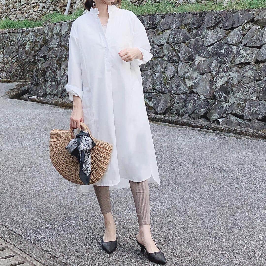 moyooonnさんのインスタグラム写真 - (moyooonnInstagram)「. 暖かくなると着たくなる ホワイトのシャツワンピ‪⸜(*ˊᵕˋ* )⸝‬🌸 @fashionnable8  のです♡ カーディガンと重ね着したり 1枚で着たり、レギンスやデニムと合わせたりして色々着回し出来るのも 高ポイント😍✌🏻️ . . #シャツワンピ  #fashionnable8 #ファッショナブルエイト #カーディガン @titivatejp  #titivate #converse . . . @fashionnable8  さんでは ＬＩＮＥ友達登録で300円引きクーポンプレゼント中でした♡ 👉LINE ID 【@ztv4048e】 チェックしてみてね😍✌🏻️ . . .  #今日の服#コーデ#今日のコーデ#ママコーデ#シンプルコーデ#outfit#ootd#kurashiru#ロカリ#おちびコーデ#locari#ootd_kob#ponte_fasion#mineby3mootd#152cm#152cmコーデ」3月27日 17時41分 - moyooonn