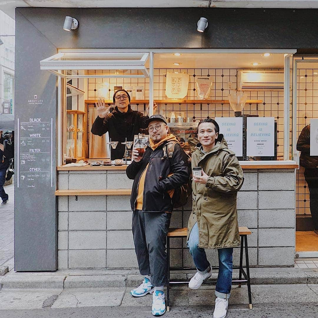 ABOUT LIFE COFFEE BREWERSさんのインスタグラム写真 - (ABOUT LIFE COFFEE BREWERSInstagram)「Thank you and good to see you again here in Tokyo!! photo from @chezkuo -  三年前的今天，在這裡認識了Sakao 桑，about life成了每到東京必訪之處。 #aboutlifecoffee #chez_coffee #tokyocoffee #TokyoCnE #sonyrx100m6 #rx100m6 #東京咖啡選 -」3月27日 17時41分 - aboutlifecoffeebrewers