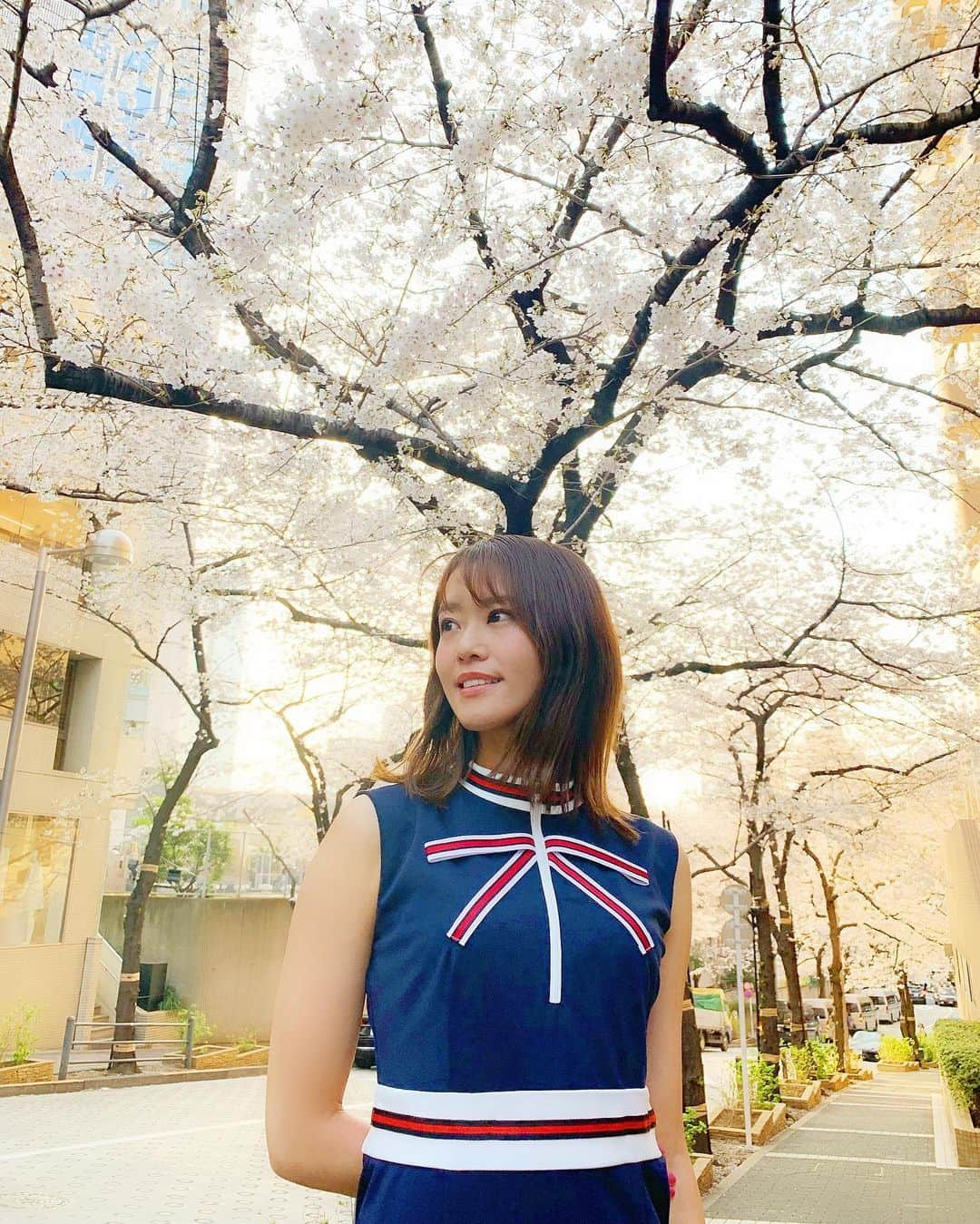 佐野真彩さんのインスタグラム写真 - (佐野真彩Instagram)「. こんばんは お仕事前に #桜 を見にいってきました🌸 一気に暖かくなってきて開花しましたね。 今週末がピークかな？ 他にも見に行きたいなー☺︎ オススメのお花見スポットあったら教えてください🥰 . ワンピは @sobre_dress です❤︎ タイトなデザインはスタイルがよく見えるので、お仕事で着る洋服は、よくギャルの子達が買う店で買ったりしてます🤫🧡 着心地もいいよん😉 . #sobre #サブレ #ドレス #サブレドレス #dress #キャバドレス #さくらの日 #お花見 #cherryblossom #スペイン坂 #ワンピース #ミニワンピ  #赤坂」3月27日 17時44分 - sano.maya