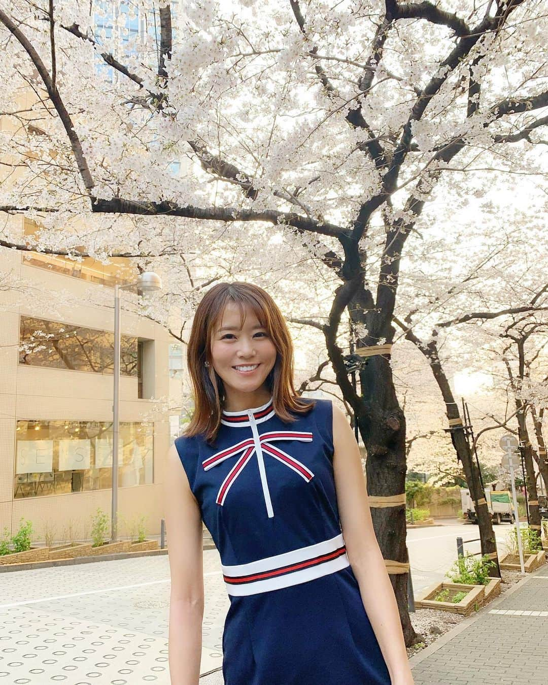 佐野真彩さんのインスタグラム写真 - (佐野真彩Instagram)「. こんばんは お仕事前に #桜 を見にいってきました🌸 一気に暖かくなってきて開花しましたね。 今週末がピークかな？ 他にも見に行きたいなー☺︎ オススメのお花見スポットあったら教えてください🥰 . ワンピは @sobre_dress です❤︎ タイトなデザインはスタイルがよく見えるので、お仕事で着る洋服は、よくギャルの子達が買う店で買ったりしてます🤫🧡 着心地もいいよん😉 . #sobre #サブレ #ドレス #サブレドレス #dress #キャバドレス #さくらの日 #お花見 #cherryblossom #スペイン坂 #ワンピース #ミニワンピ  #赤坂」3月27日 17時44分 - sano.maya