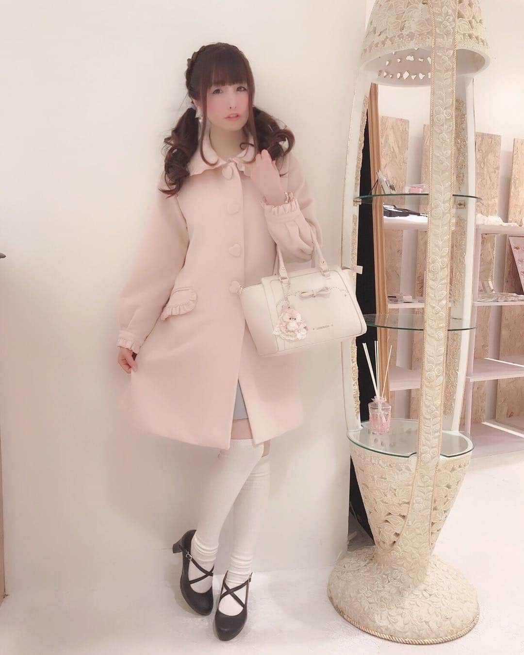 伊藤芽衣さんのインスタグラム写真 - (伊藤芽衣Instagram)「少しずつ あったかくなってきたので すこし薄手の春物コートに かえました♡  シークレットハニーさんの コートで今年購入しました♡  やさしいぴんくのお色に お襟やボタンがかわいくて お気に入り♡♡♡ #シークレットハニー  #seacrethoney #シーハニ  #春物コート #スプリングコート  #ピンク大好き #pink  #ガーリーコーデ #ガーリーファッション #ヘアアレンジ #hairarrange #ツインテール  #lodispotto #ロディスポット」3月27日 17時52分 - itoumei