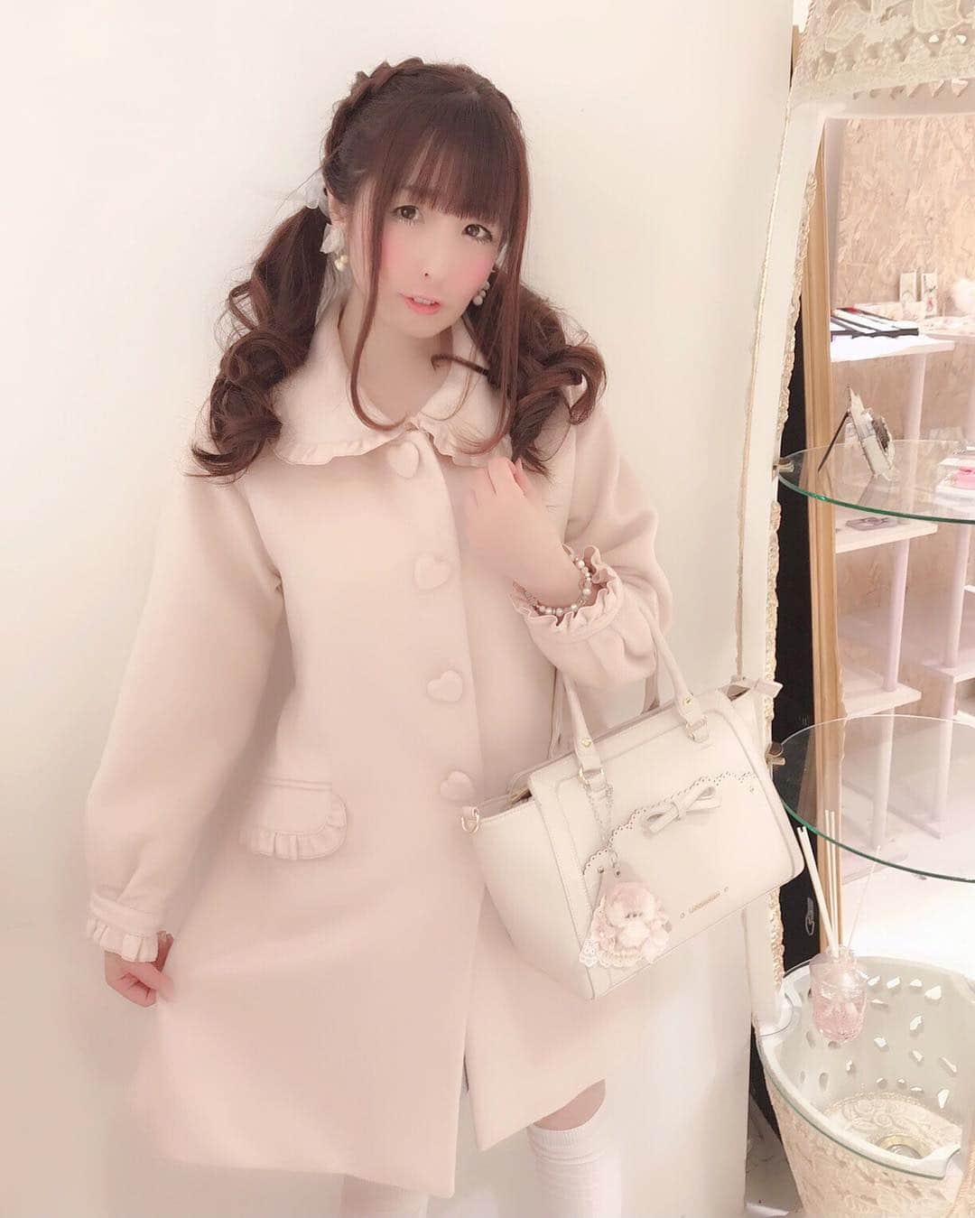 伊藤芽衣さんのインスタグラム写真 - (伊藤芽衣Instagram)「少しずつ あったかくなってきたので すこし薄手の春物コートに かえました♡  シークレットハニーさんの コートで今年購入しました♡  やさしいぴんくのお色に お襟やボタンがかわいくて お気に入り♡♡♡ #シークレットハニー  #seacrethoney #シーハニ  #春物コート #スプリングコート  #ピンク大好き #pink  #ガーリーコーデ #ガーリーファッション #ヘアアレンジ #hairarrange #ツインテール  #lodispotto #ロディスポット」3月27日 17時52分 - itoumei