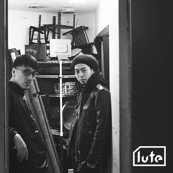 のインスタグラム：「【Pick Up Artist : BASI × 唾奇】 大阪をベースに活動するヒップホップバンド・韻シストのフロントマンでもあり、ソロ活動も行うMC・BASI(@basirap)と唾奇(@tubaki_hito)をピックアップ！ 左にスワイプしてね👆 . . Music by BASI,唾奇 Photo by yosuke torii  #lute #lutemedia #music #BASI #唾奇 #愛のままに #キムチ #Rainy」