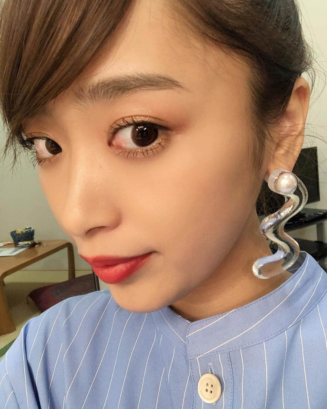 近藤千尋のインスタグラム：「今日の収録make💋💋 最近はアイラインは目尻だけ ペンシルで引いてもらって シャドウで立体感を。。。❤️ そして告知です(いきなり🙊) 3月29日(金) H&M イオンモール鳥取北店の オープニングセレモニーにゲスト として参加させて頂きます🥺✨ 是非遊びに来てください❗️❗️ ❤️オープン特典❤️ ・先着300名様にH&Mスペシャルデザインのトートバッグをプレゼント ・先着100名様に2000円分（当日限り有効）のギフトカードをプレゼント ・先着1組限定、近藤千尋とのショッピング体験（時間指定）」