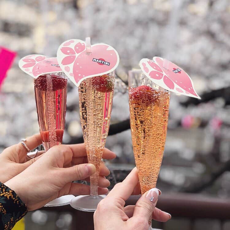 のインスタグラム：「🌸🌸🌸 今日は今年第１弾のお花見へ。 まだ5分咲き〜7分咲き程度でしたが、 それでも十分に見応えはあってとても綺麗でした✨✨ ・ ・ @mother_esta_official でお花見ランチをして、 ここちゃん @rococo39 とみえぽん @puu326 の バースデーをお祝い🎂🥂🎁 事前にバースデープレートを頼んでいたのに、 なぜか普通のデザートが出てきてしまい… 慌てて店員さんを呼んで回収してもらった為、 サプライズのつもりだったのがバレバレになってしまうというハプニングに見舞われましたが💦 喜んでもらえて良かった♡ ・ ・ 手違いはちょっと悲しかったけど…(笑) オーガニック野菜をふんだんに使った 限定のランチコース。 美味しかったです✨✨(3〜5枚目) ・ ・ 未だ行けていない  #スターバックスリザーブロースタリー は、 今日も驚異の2000人近く待ち… 外観だけ眺めて通り過ぎて来ました。(7、8枚目) ・ ・ #お花見#お花見ランチ#目黒川#目黒川の桜#目黒川桜まつり#桜#cherryblossom  #中目黒#中目黒カフェ#cafe#カフェ#lunch#ランチ#locari#ロカリ#beaustagrammer#ビュースタグラマー」
