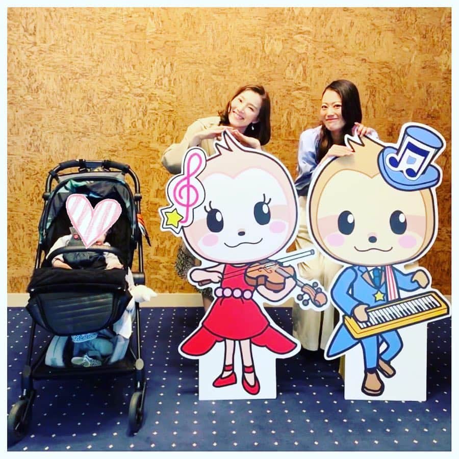 彩星りおんのインスタグラム：「今日の東京はとってもいいお天気でしたね🌸☀️﻿﻿ 皆さん、桜は見られましたか？﻿﻿ ﻿﻿ 私は今日、仲良しのゆうきがジーク君(写真右のキャラクター)の声で出演していたファミリーランチショーへ行って参りました🎷﻿﻿ ﻿﻿ クラシック、ジャズ、日本歌曲と盛りだくさんの内容で、母娘共にとっても楽しい時間を過ごせました🎵﻿﻿ 出演者の皆さまの演奏、歌唱、素晴らしかった！﻿ 勿論ゆうきの熱演も✨﻿ 元気いっぱいのジーク君がよく似合っていました🥳﻿ ﻿﻿ 娘は特にジャズがお気に入りだった様子で、曲に合わせて手拍子をしていました🕺﻿﻿ アメリカに住んでいた事もあり、お腹にいる時からクラシックよりもアップテンポな曲をよく聴かされてたからかな😅 娘に初めてliveでヴァイオリンやクラリネットを聴かせてあげられて嬉しかった！﻿﻿ ノリノリで楽しんで、ショー終了後にはすやすや夢の中でした💤 ﻿﻿ 私もクラシックに癒されて、ジャズのリズムに気持ちが弾み、春を感じる日本歌曲に心和まされました。﻿﻿ 改めて、色んな気持ちにさせてくれる音楽が大好きだなぁー、と😌💓﻿﻿ ゆうき、素敵な機会を作ってくれてありがとう！﻿﻿ ﻿﻿ 慌ただしい毎日だけど、たまにはゆっくりクラシックも聴こうかな🎻﻿﻿ ﻿﻿ #中原由貴 ﻿ #ホテルニューグランド﻿﻿ #素敵な老舗ホテル﻿ #お食事も美味しかった﻿﻿ #nomusicnolife ﻿」