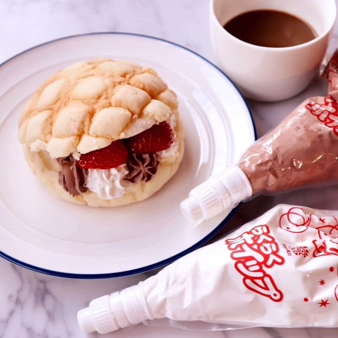 トーラク株式会社のインスタグラム：「.⁣ らくらくホイップで⁣ いつも食べるメロンパンをちょっと贅沢に🍓⁣ .⁣ ◉らくらくホイップ/らくらくホイップ　チョコレート⁣ 各230円(税別)⁣ 普段食べている食材にホイップクリームを合わせるだけで⁣ 簡単スイーツの出来上がり✨⁣ 何度も繰り返し使えるのも嬉しい💪⁣ .⁣ #トーラク #TORAKU #神戸プリン #プリン #プリン好き #プリンマニア #コンビニスイーツ #コンビニ #スイーツ #スイーツ好き #pudding #puddingparty #sweets #ホイップクリーム #生クリーム #ホイップ #メロンパン #イチゴ #ストロベリー #苺 #アレンジレシピ #手作りスイーツ #おやつの時間 #おうちかふぇ⁣」