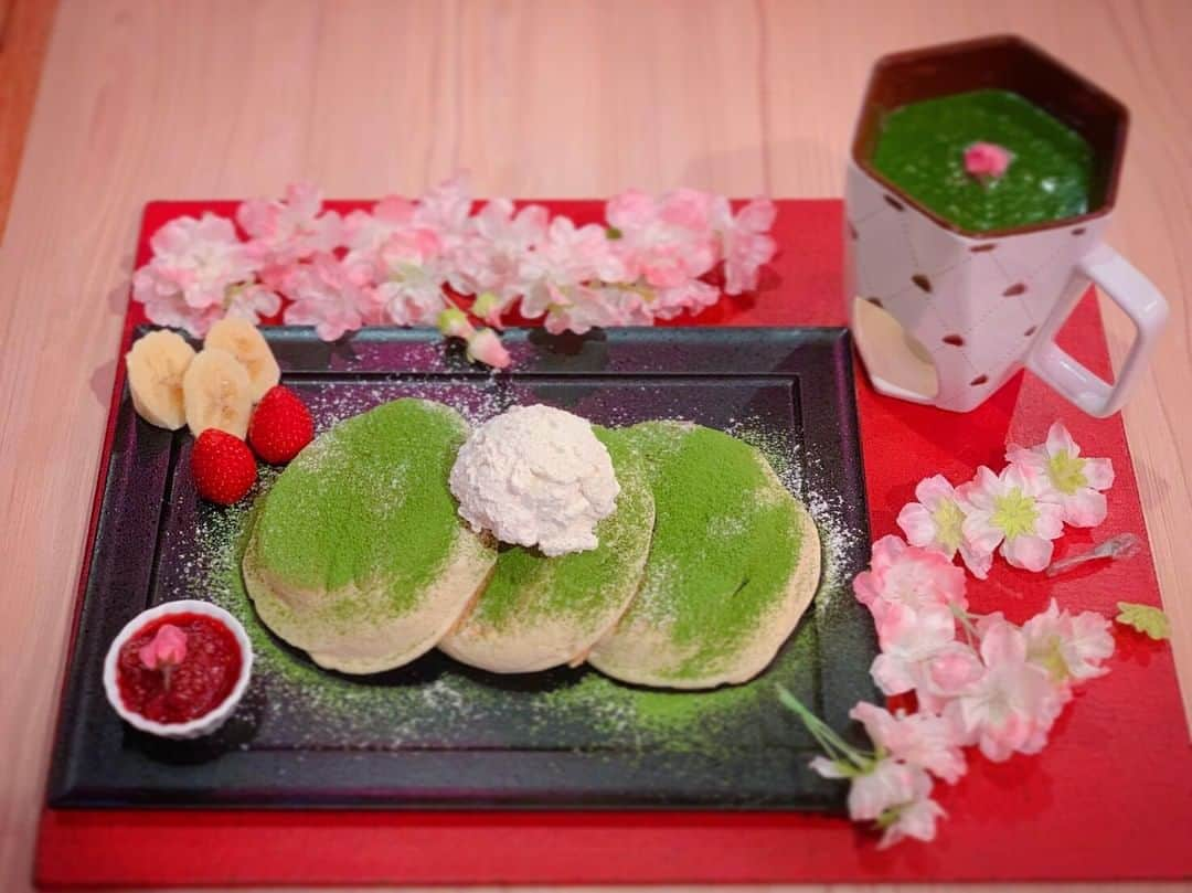 Japan Food Townさんのインスタグラム写真 - (Japan Food TownInstagram)「"Sakura Fair" part 3 is from Riz Labo Kitchen! Look how beautiful this looks! This "Ohanami Pancake" is limited by 10 servings a day until 12th of April. With their nomal Matcha pancake, you can have "Special Matcha fondue sauce" and "Raspberry sauce with Sakura flavour". At the end, you will get free soy milk to finish up with the left over Matcha souse to enjoy as sweet Matcha latte. Please enjoy them as you like!⁣ ⁣ 「桜フェア」の第三弾は、リズラボからの「お花見パンケーキ」です！4月12日までの期間限定で、毎日10食のみのご提供です。通常の抹茶パンケーキにシェフ特製の抹茶フォンデュソースと桜風味のラズベリーソースが付いて、何通りも楽しめます！抹茶フォンデュソースを最後まで楽しんでいただくために、パンケーキとともに豆乳がフリーでついてきますので、是非豆乳抹茶ラテとしてお召し上がりください。⁣ ⁣ #rizlabokitchen #sakurafair #ohanami #ohanamipancake #limited #matcha #sakura #latte⁣ #japanfoodtown #japanesfood #eatoutsg #sgeat #foodloversg #sgfoodporn #sgfoodsteps #instafoodsg #japanesefoodsg #foodsg #orchard #sgfood #foodstagram #singapore #wismaatria #ジャパンフードタウン #シンガポール #リズラボキッチン #桜フェア #お花見 #お花見パンケーキ #抹茶 ⁣」3月27日 18時00分 - japanfoodtown