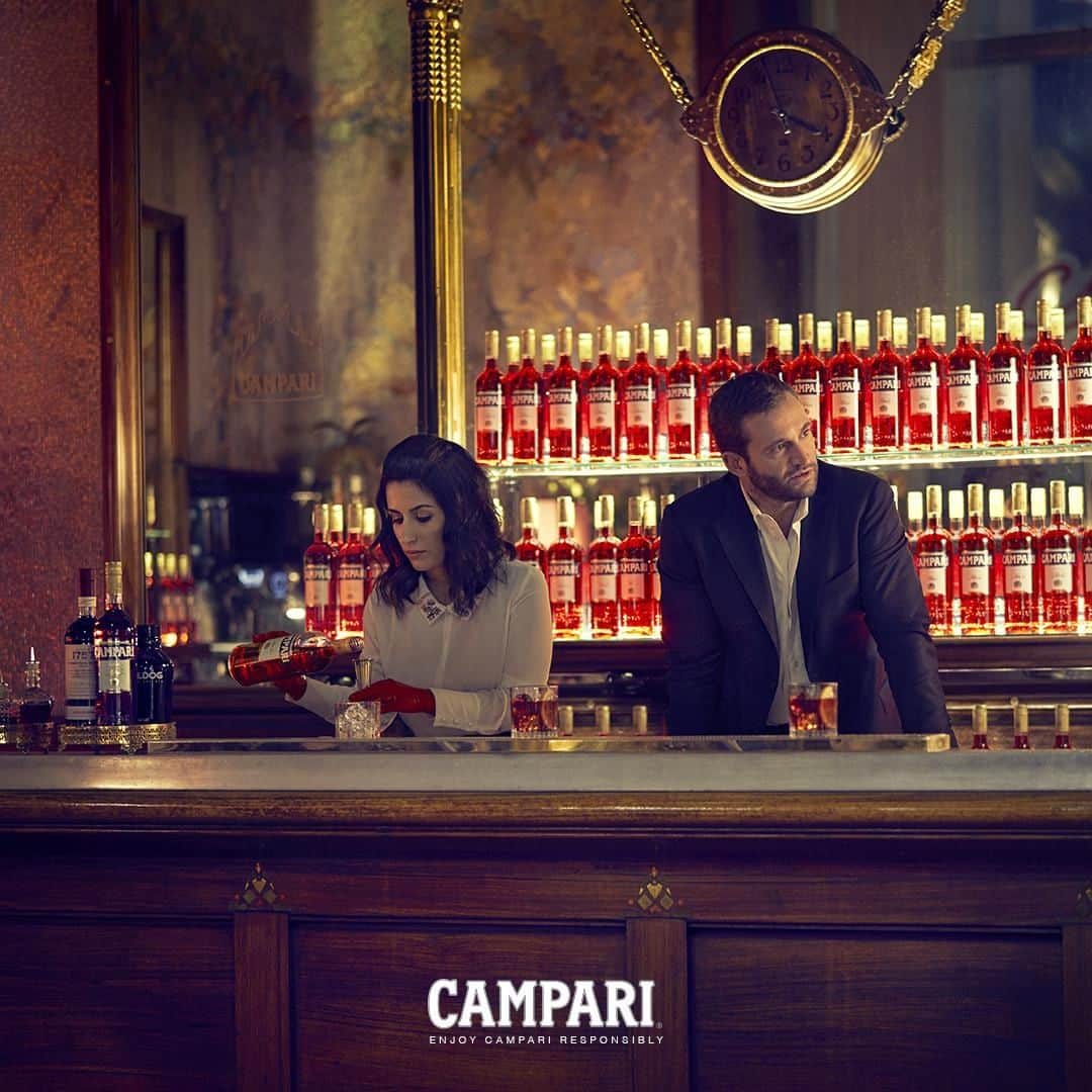 Campari Japanさんのインスタグラム写真 - (Campari JapanInstagram)「100年の時間をかけて完成された情熱：トレンド、技術、ユニークなレシピの１世紀。@jemsanchez , @tommaso.cecca #CAMPARI #アペリティーボ #カンパリレッド #Negroni #ネグローニ #イタリア #カクテル #cocktails #mixology #ミクソロジー #RedDiaries #N100 #RedDiaries＃エンタリングレッド #2019年ショートムービー #ミラノ #カンパリーノ」3月27日 18時00分 - camparijapan