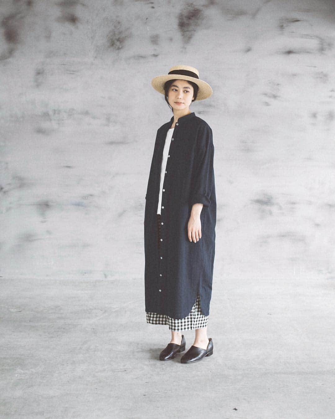 のインスタグラム：「ベーシックカラーの羽織りと【 Lintu Laulu ＆ Cassure 】春のおすすめパンツの着こなし﻿ ﻿ 春は羽織りが特に活躍する季節ですね。﻿ 今回はナチュランオリジナルの2ブランドから、着まわしやすいベーシックカラーの羽織りをご紹介します。﻿ どれもデザインとシルエットにこだわったアイテムです。﻿ おすすめのパンツとあわせた、春の大人かわいいコーディネートとご一緒にどうぞ。 ﻿ ﻿ ﻿ -----------﻿﻿﻿ ■レーヨンリネンコートワンピース［CNN-2A29-1326-A］﻿ 一見シンプルなシャツワンピースですが、後ろにギャザー入れた、ほどよい分量感がゆったりとしたシルエット。﻿ スタンドネックの衿元が、凛とした大人の表情を演出します。﻿ フロントは比翼仕立てで、ボタンをすべて留めてもすっきりかっこよく着るのも素敵です。 ﻿ ﻿ ﻿ -----------﻿﻿﻿ ■裾タックギンガムチェックパンツ［CNN-1A15-0020-A］﻿ 大小2種類の柄のダブルフェイス生地を使用した、奥行き感のある大人のギンガムチェックパンツ。﻿ 裾にはタックを施して、ふんわりと立体感のあるシルエットに仕立てています。﻿ 軽くて柔らかな質感のダブルガーゼ素材が気持ちの良い着用感です。 ﻿ ﻿ ﻿ -----------﻿﻿﻿ ■フード裏毛カーディガン［GWS-2A27-0527-B］﻿ ■ＢＩＧドットドルマンブラウス［MIS-2A29-0403-A］﻿ ライトアウターテイストのカーディガンは、立つフードデザインが今年らしい1枚。﻿ 扱いやすいコットン素材、こなれ感のあるドロップショルダーで、大人のワードローブにぴったり。さっとはおれる気軽なシルエットもポイントです。 ﻿ ﻿ ﻿ -----------﻿﻿﻿ ■レーヨンリネン裾プリーツパンツ［CNN-2A29-1327-A］﻿ 裾にタックプリーツを入れた、およばれにも着られるきれいめバルーンパンツ。﻿ ゆったりとはきやすいのに、ごわつき感のないきれいなシルエットです。﻿ ワンピースのインナーパンツとして、裾からプリーツをすこしのぞかせる着こなしもおすすめです。 ﻿ ﻿ ﻿ -----------﻿﻿﻿ ■天竺ロングニットカーディガン［GND-2A29-0343-B］﻿ 襟ぐりのギャザーと、ゆったりした袖幅が、ふんわり優しいシルエットの1枚。﻿ フロントは比翼仕立で、すべてボタンを留めてもすっきりとした印象です。﻿ 肌触りのよいハイゲージニットなので、日よけや冷房対策にも使えますよ。 ﻿ ﻿ ﻿ -----------﻿﻿﻿ ■リネンワイドサロペットパンツ［GWS-2A22-0367-B］﻿ リネンサロペットパンツは、華奢な印象を醸し出す細めの肩紐が女性らしい印象を演出。﻿ 低めの胸当てがこなれ感のある雰囲気を醸しだします。﻿ パンツ部分はワイドシルエットできれいなラインがポイントです。 ﻿ ﻿ ﻿ ------------------------------﻿﻿﻿﻿ ▶️お買いものは写真内のタグをタップしてくださいね。またはプロフィールからもナチュランへリンクしています。→@natulan_official﻿﻿﻿﻿ ﻿﻿ ▶️写真内のタグは、販売中でも消えている場合がございます。ぜひ、ナチュランの検索窓から、商品コード又は商品名を、検索してみてくださいね。﻿﻿﻿﻿ ﻿﻿ ▶️プロフィール画面では、季節のおすすめ商品や、再入荷情報をご紹介しています。ぜひ、ご覧くださいませ。→@natulan_official﻿﻿﻿ ﻿ ﻿ ﻿ -----------﻿﻿﻿ #今日のコーデ #コーディネート #ファッション #ナチュラル #ナチュラン #natulan #日々の暮らし #暮らしを楽しむ #シンプルライフ #シンプルコーデ #シンプル #ナチュラルな暮らし #春コーデ #春夏コーデ #春カラー #春の装い　#コットン #リネン #ワンピース　#羽織り　#カーデ　#カーディガン　#サロペット　#パンツ　#リントゥラウル　#カシュール　#natulan_official　@lintu__laulu　@izuuumixxx」