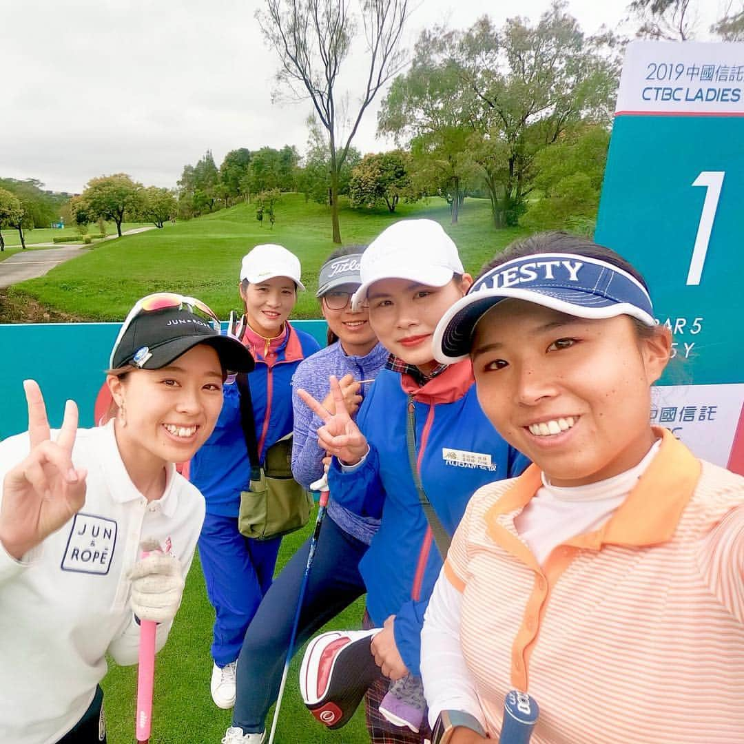 新井里茄さんのインスタグラム写真 - (新井里茄Instagram)「明日から中国の広州でCTBC ladies classicが始まります！⛳️ 私は午後スタートの12:20🇨🇳 練習ラウンドの前にタイ、ニュージーランド、オーストラリア、台湾の選手と写真を撮りました🤳  loving this tour so much🥰 @clpga  #ゴルフ#試合#遠征#海外#中国#ツアー#友達#ゴルフ女子#ゴルファー#練習ラウンド#中国信託#goproのある生活#CTBC#golftournament#worldtraveler#chinatour#golfers#friends#worldwide#international#practice#smile#happygirls#makingfriends#goprohero7#gopro#life#experience#clpga#goprolifestyle」3月27日 18時02分 - rika.park