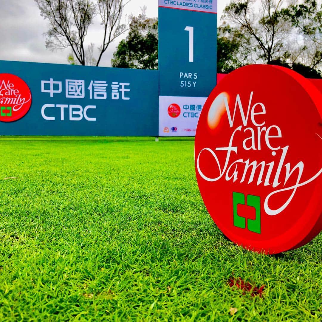 新井里茄さんのインスタグラム写真 - (新井里茄Instagram)「明日から中国の広州でCTBC ladies classicが始まります！⛳️ 私は午後スタートの12:20🇨🇳 練習ラウンドの前にタイ、ニュージーランド、オーストラリア、台湾の選手と写真を撮りました🤳  loving this tour so much🥰 @clpga  #ゴルフ#試合#遠征#海外#中国#ツアー#友達#ゴルフ女子#ゴルファー#練習ラウンド#中国信託#goproのある生活#CTBC#golftournament#worldtraveler#chinatour#golfers#friends#worldwide#international#practice#smile#happygirls#makingfriends#goprohero7#gopro#life#experience#clpga#goprolifestyle」3月27日 18時02分 - rika.park