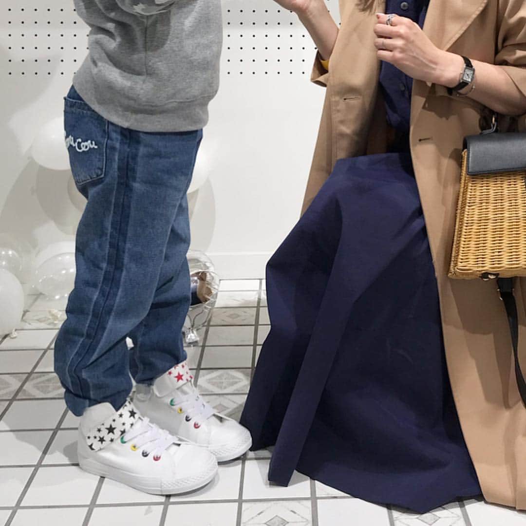 haruru0724さんのインスタグラム写真 - (haruru0724Instagram)「昨日はコンバースの カスタマイズシューズの ローンチイベントへ行って来ました❤︎ . . 4/1から『ホワイトアトリエ バイ コンバース』 吉祥寺店限定で、 新しくコンバースのキッズ＆ベビー向けの カスタマイズサービスが始まるんです✨ . . 『ホワイトアトリエ バイ コンバース』とは、 真っ白なオールスターを 自分好みにカスタマイズすることができる コンバースシューズの直営店です😊 . . メンズ・レディース・ベビー＆キッズなど、 幅広い取扱いがあり、 世界でもここでしか手に入らない 限定シューズも取り扱うお店なんですよ！ （子供用のカスタマイズサービスは吉祥寺店限定です) . . カスタマイズして、 世界でひとつだけのシューズが作れるなんて 素敵ですよね💕 早速、息子のを作りました！ 息子自身でデザイン選んだよ😊 . . 大人用も作れるので、 今度は自分のも作って、 親子でリンクコーデしたいなぁ☺️💓 . . ホワイトアトリエ吉祥寺店は、 子供用のワークショップもやっているので、 皆さん是非チェックしてみてね🤗 . . . #キッズカスタマイズプリント #コンバース #converse #ホワイトアトリエ #ホワイトアトリエ吉祥寺店 #ホワイトアトリエバイコンバース #ALLSTAR #オールスター #キッズコーデ #mimolebar #男の子コーデ #親子 #親子コーデ #親子リンクコーデ #リンクコーデ #おやこーで #シミラールック #お揃いコーデ #ママコーデ #プチプラコーデ #今日のコーデ #カジュアルコーデ #シンプルコーデ #大人カジュアル #mamagirl #locari #code #おしゃれさんと繋がりたい #スニーカーコーデ #スニーカー好き」3月27日 18時14分 - haruru0724