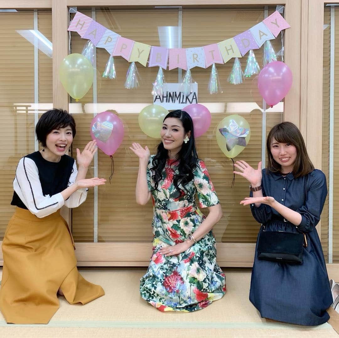 林マオさんのインスタグラム写真 - (林マオInstagram)「アンミカさんの お誕生日を、ささやかですが… お祝いさせてもらいました🎉  手作り感満載の飾り付けを、 喜んでくださって😂 良かったー！！ いつだって、 元気で笑顔で 明るいアンミカさん🌸 一緒に居られるだけで、 パワーを頂きます🌱  私もそんな女性になれるよう、 頑張るぞー！」3月27日 18時06分 - maohayashi_ytv