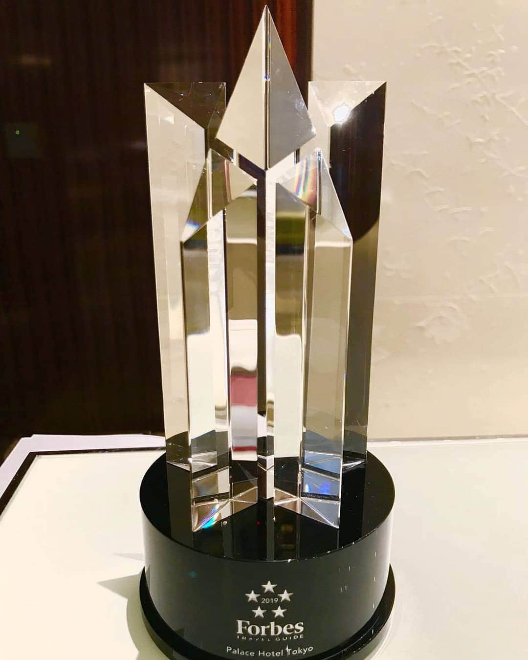 Palace Hotel Tokyo / パレスホテル東京さんのインスタグラム写真 - (Palace Hotel Tokyo / パレスホテル東京Instagram)「Have you seen our trophy for the Forbes Travel Guide Five-Star rating? We're so proud to have this crystal shiny star! フォーブス･トラベルガイドの最高ランク5つ星を賞するトロフィー。どこに飾られているか、見つけられますか？  @ForbesTravelGuide #ForbesTravelGuide #FTGstarawards #fivestar #omotenashi #fivestarhotel #trophy #Marunouchi #PalaceHotelTokyo #フォーブストラベルガイド #フォーブス #5つ星 #五つ星 #トロフィー #最上質の日本 #丸の内 #パレスホテル東京」3月27日 18時07分 - palacehoteltokyo