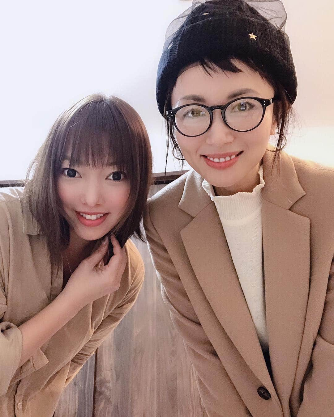 楊原京子さんのインスタグラム写真 - (楊原京子Instagram)「仕事でもプライベートでも仲良しの、 ヘアメイクアップアーティストのリサちゃんの恵比寿にあるプライベートサロンで初めて、ハーブピーリングを受けました。  ハーブをぐいぐい肌に導入してもらい🌿  毛穴の汚れをしっかり取ってもらい、 デコルテまでのマッサージでリンパが流れて リフトアップされ、くすみが取れて、 肌が1トーン明るくなってました。嬉!! 一度でもしっかり効果が出るなんて嬉しい✨  肌がご馳走を食べれて喜んでる感じです。 りさちゃん、ありがとう💛 ・ ・ りさちゃんのハーブピーリング、プライベートメイクレッスンは、#恵比寿ars #沖縄ars で受けられます✨🌿 @risakayahara @okinawa_ars  @nail.hairmake.ars ご予約・お問合せ info@ars.tokyo ・ ・ ・ #プライベートサロン #恵比寿 #恵比寿ars  #沖縄ars #美容 #卵肌 #harb #tokyo #ebis #ハーブピーリング #アレックスハーブ #フェイシャルトリートメント #エステ #メンテナンス #ピーリング #アンチエイジング #メイクアップアーティスト #メイク #メイクレッスン #カヤハラリサ #楊原京子」3月27日 23時38分 - kyoko.yanagihara