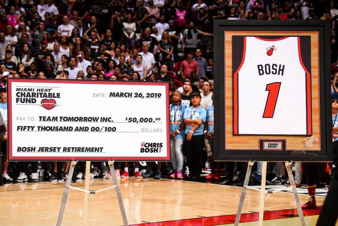 Miami HEATさんのインスタグラム写真 - (Miami HEATInstagram)「‪During Tuesday night’s No. 1 jersey retirement ceremony we presented @ChrisBosh with a Miami HEAT career inspired guitar designed by @reyjaff, a framed replica of his retired jersey and a $50,000 donation to @TeamTomorrowInc from the Miami HEAT Charitable Fund.‬ #ThankYouChr1s」3月27日 23時39分 - miamiheat