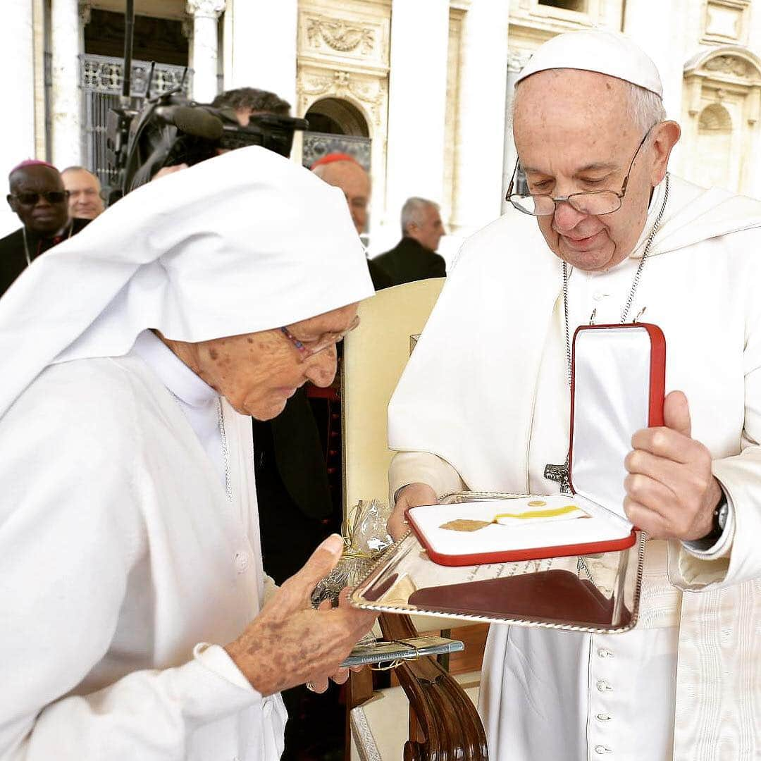 フランシスコ（ローマ教皇）さんのインスタグラム写真 - (フランシスコ（ローマ教皇）Instagram)「EN: Sister Maria Concetta is 85, and has been a missionary in Africa for nearly 60 years, where she serves as a midwife. She has helped deliver around 3,000 babies. The work of missionaries is vast, and in this world they don't make the news. Sister Maria Concetta will return to Africa. Let us accompany her with prayer. May her example help us all to live the Gospel wherever we are.  PT: Ir. Maria Concetta tem 85 anos e há quase 60 é missionária na África, onde desempenha o seu serviço de obstetra. Ajudou cerca de três mil crianças a nascer. O trabalho dos missionários e missionárias é grande… e neste mundo não fazem notícia. Irmã Maria Concetta voltará à África. Vamos acompanhá-la com a oração. Que o seu exemplo nos ajude a viver o Evangelho onde estamos.  ES: Sor Maria Concetta tiene 85 años, y desde casi 60 es misionera en África, donde presta servicio como obstetra. Ha ayudado a nacer a unos 3.000 niños. El trabajo de los misioneros y misioneras es grande… y en este mundo no son noticia. Acompañemos a Sor Maria Concetta con la oración. Que su ejemplo nos ayude a vivir el Evangelio allí donde estemos.  IT: Suor Maria Concetta ha 85 anni, e da quasi 60 è missionaria in Africa, dove svolge il suo servizio di ostetrica. Ha aiutato a nascere circa tremila bambini. Il lavoro dei missionari e le missionarie è grande... e in questo mondo non fa notizia. Accompagniamo suor Maria Concetta con la preghiera. E il suo esempio ci aiuti tutti a vivere il Vangelo là dove siamo.  FR: Soeur Maria Concetta a 85 ans, elle est depuis près de 60 ans missionnaire en Afrique, où elle accomplir son service d'obstétrique. Elle a aidé près de 3000 enfants à naître. Le travail des missionnaires est grand et dans ce monde ils ne font pas la une. Soeur Maria Concetta retournera en Afrique. Accompagnons-la avec la prière. Que son exemple nous aide à vivre l'Évangile là où nous sommes.」3月27日 23時39分 - franciscus