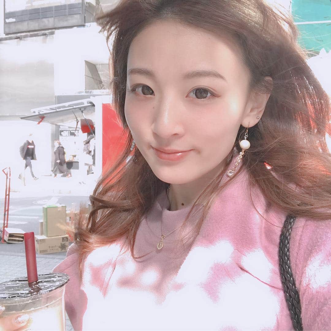 福田朱子さんのインスタグラム写真 - (福田朱子Instagram)「今日は暖かかったね🌸☀️ でも風もそれなりに吹いていたね🌀 . 何って、久しぶりに前髪をセンター分けよりにしてみたから、みんなに見てもらおうと、 自撮りしてたんだけど、この写真だと風に吹かれてるから関係ないって話ね ( ˊ̱˂˃ˋ̱ ) . 他にも撮ってあるけど😆 . 今日は #eQリーグ の練習会行ってきた。この間も行ったけど。 いやしょっ中してるんだけどね。 . 4月13日に神田明神ホールで、チーム #blueweeds 決勝戦。優勝かかってます。 応援しにきてください！！！！ . 私の愛するeQリーグで。私が優勝するところ、 観に来てください❗️❗️ . . そんでもって明日は𝓡の練習と打ち合わせもするんだけれども、 こちらは、 3月31日@新宿BLAZE 12:20-12:40出番予定🎶 予約お待ちしてます💕 http://www.secure-cloud.jp/sf/1549034556UDzHeQoj . そのあとはワロップ(ネット番組生放送) #sdn48 #同窓会 会的な内容になるみたい💡 . しかも！ . スペシャルゲストにeQでもお世話になりまくり！！ #イジリー岡田 さん‼️ 楽しみ😆✨ . 昼のLiveもワロップも、𝓡のCDやグッズ持っていくのでよろしくです❤️ . そんな𝓡のみんなが、 「AKANEが行く！」に参戦した、 〜大阪 美容室編〜(大阪 枚方市駅の美容室K!ngにて収録💡) . の#2が公開されました！！ #1の穐田和恵のチクりも笑えたけど、 今回の大河内美紗編も笑える！！！😆✨！！ . http://youtu.be/Nt7UwFutXgE みてね💕 . #𝓡 #あーる #福田朱子 #穐田和恵 #大河内美紗 #木本夕貴 #小原春香 #藤社優美 #AKANEが行く #大阪美容室 #センター分け」3月27日 23時39分 - syuko29
