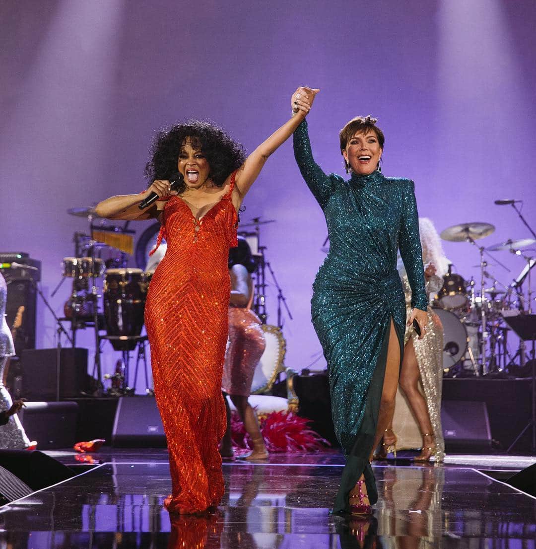 クリス・ジェンナーさんのインスタグラム写真 - (クリス・ジェンナーInstagram)「Oh no big deal, just another Tuesday night hanging out with Diana Ross!!! Happy Birthday @dianaross and thank you for treating all of us to your amazing magical performance!! It was a thrill of a lifetime ❤️🙏 Love you @realevanross #family #love photo cred @kaito」3月27日 23時40分 - krisjenner