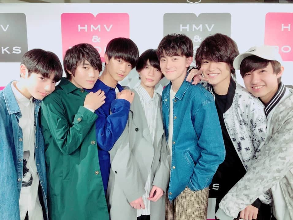 EBiDAN 39&KiDSさんのインスタグラム写真 - (EBiDAN 39&KiDSInstagram)「BATTLE BOYS at HMV&BOOKS SHIBUYA たくさんのご来場ありがとうございました。えび本は明日3/28発売！  #ebidan #battleboys #杢代さんセンターポジション譲らず  http://battleboys.jp/」3月27日 23時40分 - ebidan39kids