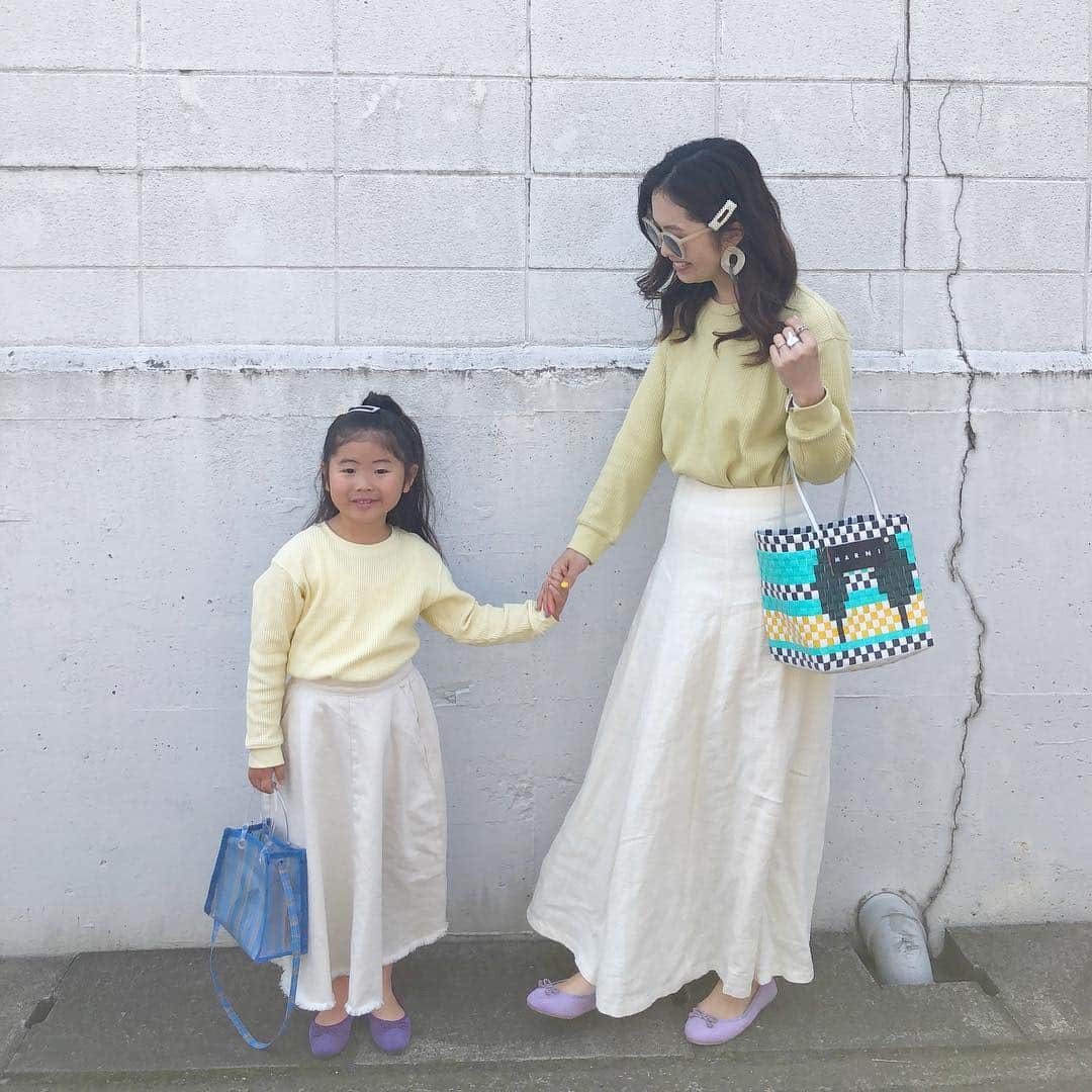 のインスタグラム：「#親子コーデ 💛 実家から私の父母が来ていて、にぎやかな今夜❤︎ ＊ ＊ new inのbagは 表参道の期間限定の#マルニマーケット で買った表参道限定の#ピクニックバッグ ♡ かわいいなぁ♪ 夏のワンピにも合わせたい🏖 ＊ ＊ cordinate outer @globalwork_official  #globalwork #ステンカラーコート  はメンズ♡ ネイビーアウター持ってなかったから、旦那さんと兼用に😁 ・ tops @uniqlo  @uniqlo_ginza  #ワッフルクルーネックt ・ skirt @ungrid_official ・ ＊ kids shoes @sesto_shoes  #sesto_shoes  のkidsのパープルの#バレエシューズ ずっと欲しかったの💜 かわいいなぁ♡ ・ tops #uniqlo ・ skirt @ciaopanictypy  #ciaopanictypy ＊ ＊ ＊ #双子コーデ#おやこーで#リンクコーデ#cordinate#プチプラコーデ#グローバルワーク#adastria#fashion#style#大人カジュアル#code#春服#locari#ponte_fashion #mamagirl #今日の服 #marni#ユニクロコーデ」