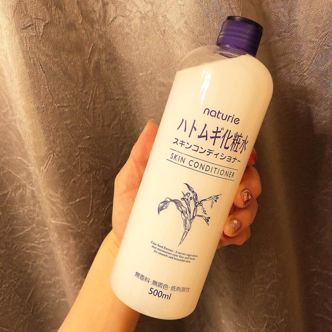 沢辺りおんさんのインスタグラム写真 - (沢辺りおんInstagram)「ジェラピケがなくなったので、 お風呂上がりに全身に塗ってからボディクリーム塗ってます。 これでも充分(｡･･)ﾉ  #ハトムギ化粧水  #乾燥肌 #風呂入ろう」3月27日 18時16分 - rionsawabe