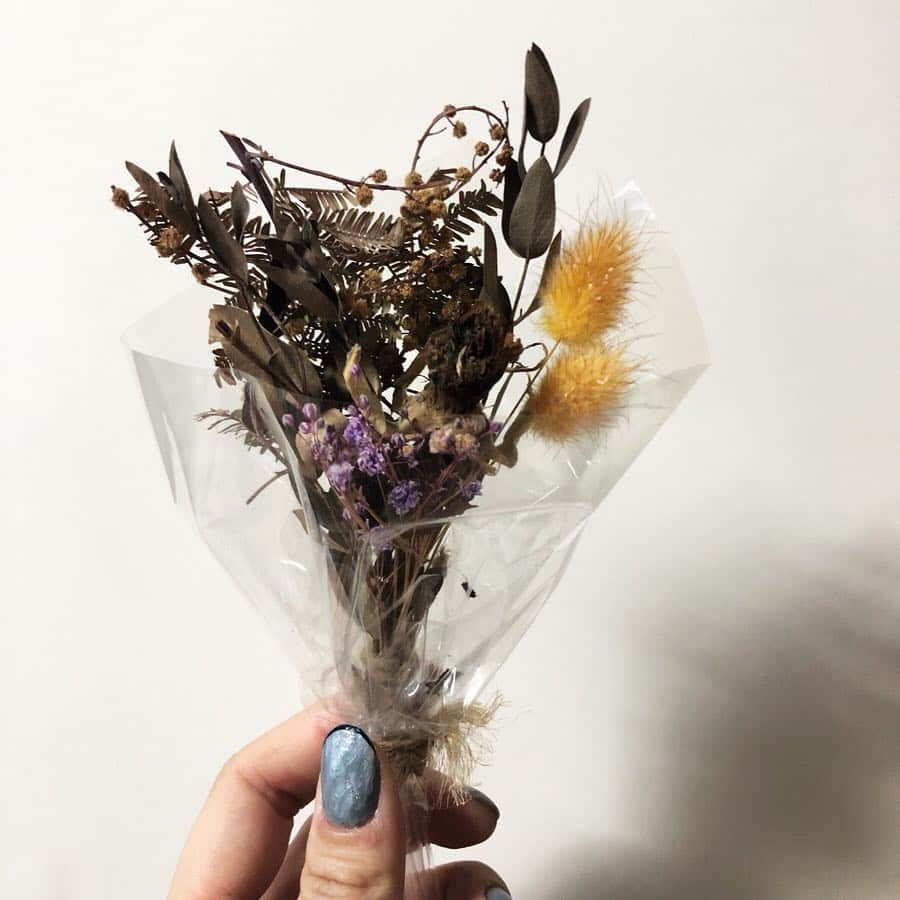 笹岡郁未のインスタグラム：「❤︎ ゆりちゃんがくれたドライフラワー💐かわい😍 でも、もらってお別れした後ゆりちゃんから送られてきた写真(2枚目) 実は1番メインのお花をもらってすぐ落としてました笑笑 ．  #ドライフラワー #プレゼント #かわいい #ありがとう😊 #instagood #instalike #flf #f4f #lfl #followme」