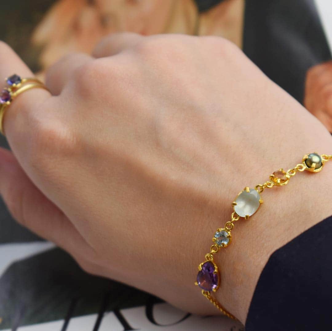 のインスタグラム：「Our new limited edition bracelet set with a beautiful combination of pearl, citrine, aquamarine, blue topaz and amethyst❤️ #carrejewellery」