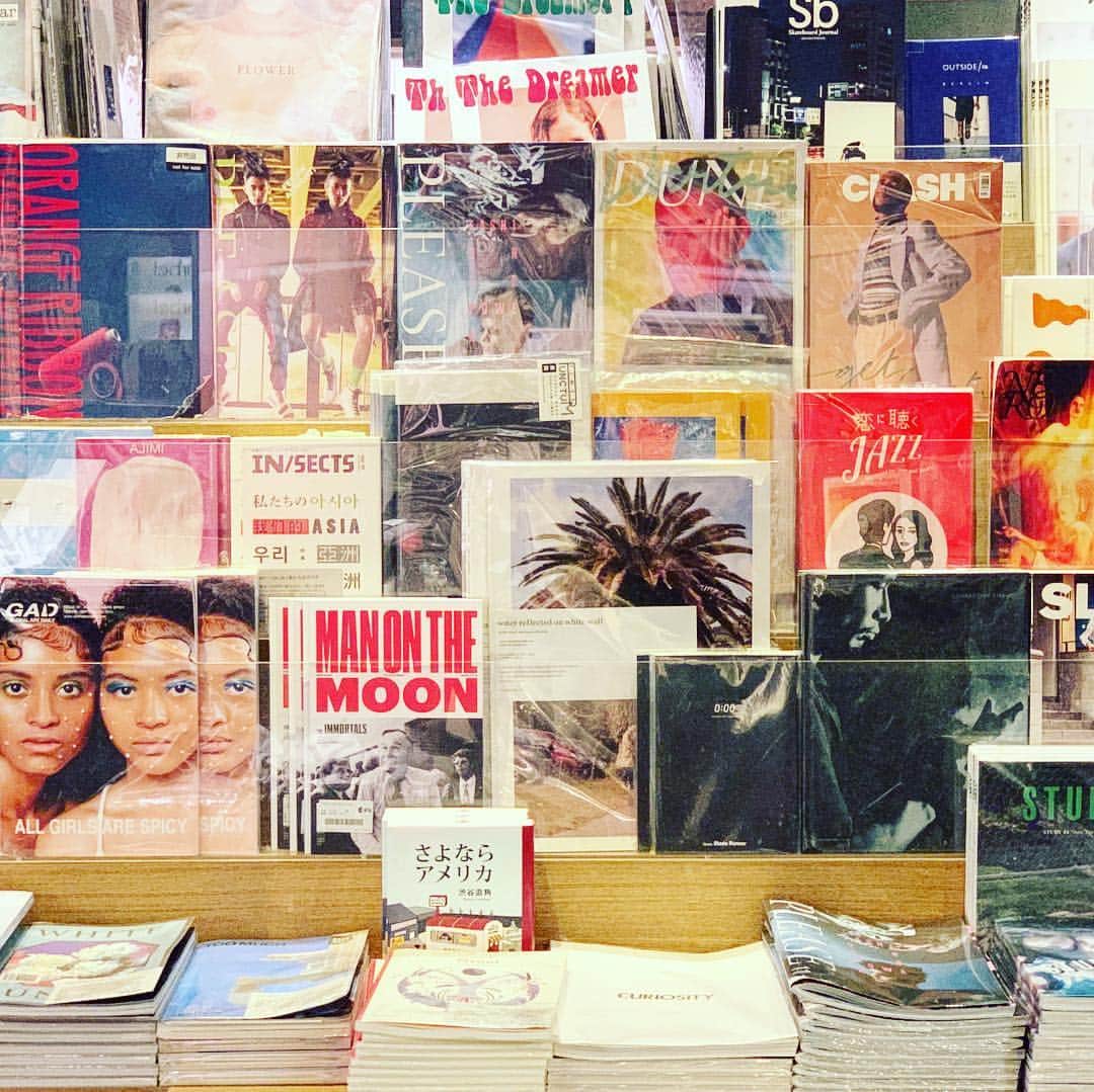 RIKAPEPEさんのインスタグラム写真 - (RIKAPEPEInstagram)「久しぶりに代官山蔦屋へ。自分の本を読んでくれている人を見つけて嬉しくなった！お待たせしておりますが、そろそろ動きます🙇‍♀️📕🎶」3月27日 18時19分 - rikapepe