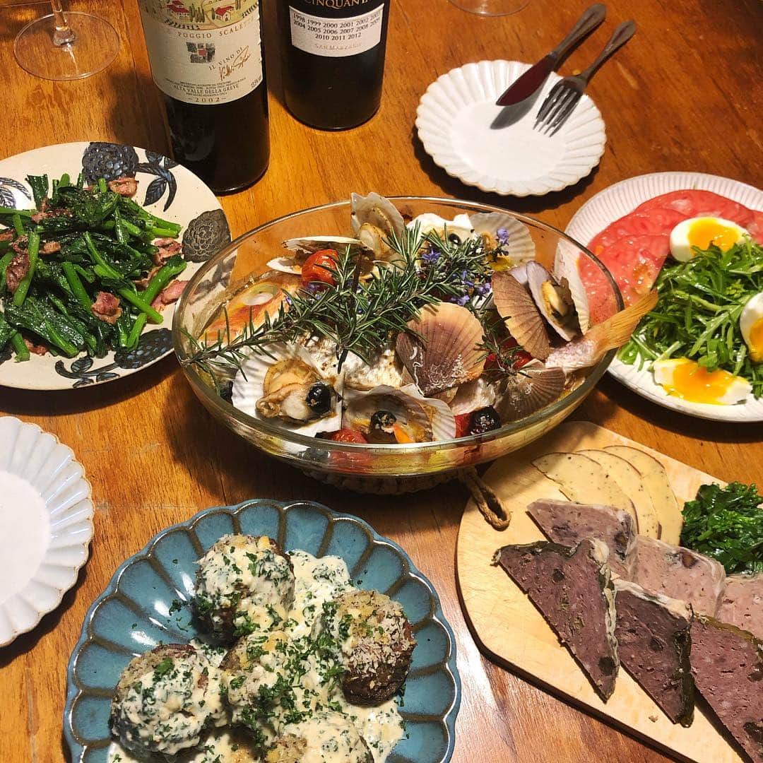 小鳥遊しほのインスタグラム：「この前の姉飯！実家に集まる時は母の手料理ではなく娘どちらかが料理を作るという恒例行事👨‍🍳 今回はワインに合わせたメニューでした。アクアパッツァにしたベビーホタテが超ベビーで可愛かった👶 母姉私で材料を買いに行ったの、子供の頃みたいで楽しかったぬぁーん。 #cooking #seafood #italian #wine #foodstagram」