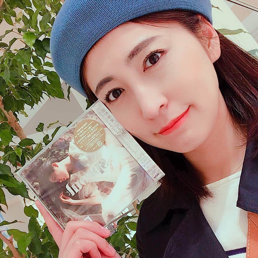 長谷部瞳のインスタグラム：「・ ‪#田村芽実 さんのデビューミニアルバム 「sprout」を購入。‬ ‪  一言でいうならば‬ ‪クセがクセになる歌手・女優さんです。‬ ‪  芽吹いた彼女が、萌ゆり、茂り、 実ることを願って。‬ ‪  応援しています。‬ #歌手 #ミュージカル女優」
