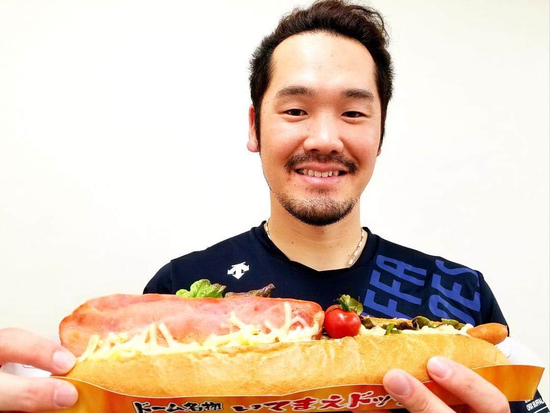 オリックス・バファローズさんのインスタグラム写真 - (オリックス・バファローズInstagram)「#Tー岡田 #いてまえドッグプロデュース #いてまえBLTードッグ #ボリューム半端ない #厚切りベーコン #仕上げにチーズを炙って #BeAggressive #超攻撃型 #Bs2019 #buffaloes #baseball #ORIX #プロ野球」3月27日 18時31分 - orix_buffaloes
