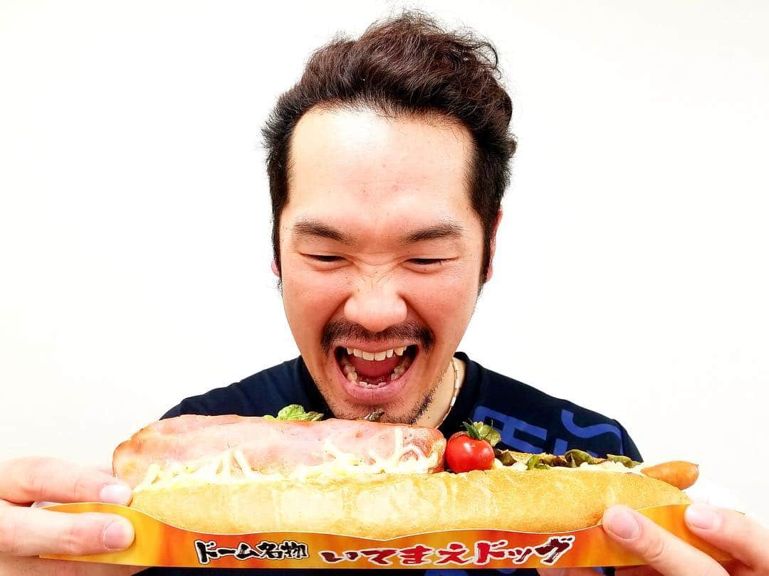 オリックス・バファローズさんのインスタグラム写真 - (オリックス・バファローズInstagram)「#Tー岡田 #いてまえドッグプロデュース #いてまえBLTードッグ #ボリューム半端ない #厚切りベーコン #仕上げにチーズを炙って #BeAggressive #超攻撃型 #Bs2019 #buffaloes #baseball #ORIX #プロ野球」3月27日 18時31分 - orix_buffaloes