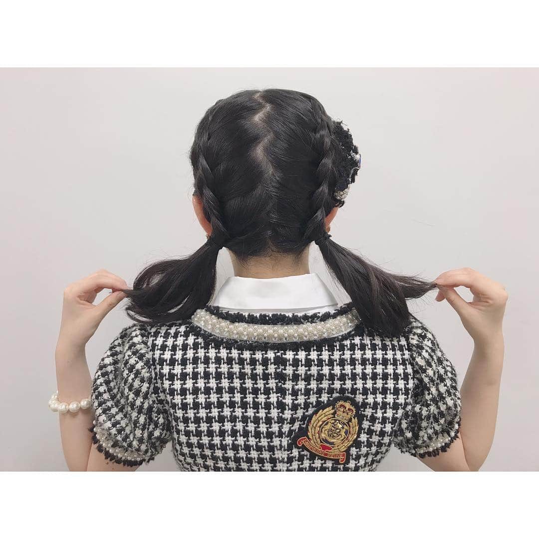 山邊歩夢さんのインスタグラム写真 - (山邊歩夢Instagram)「👧💭✨ * * AKBINGOさんの時の髪型〜！！ この髪型は、初めてやったんですけど みなさんどうですか？ * 来週も観てね！！ 予告で踊っちゃってて 気になりましたよね……！ * * #AKBINGO #ヘアアレンジ #三つ編みおさげ」3月27日 18時27分 - ayuyamabe_official