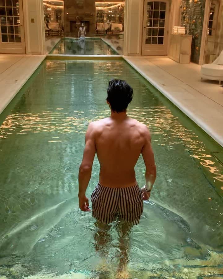 NICOLAS SIMOESのインスタグラム：「I’m finally allowed to swim and treat my feet right to the cure! And best thing, the pool is all mine 😍」