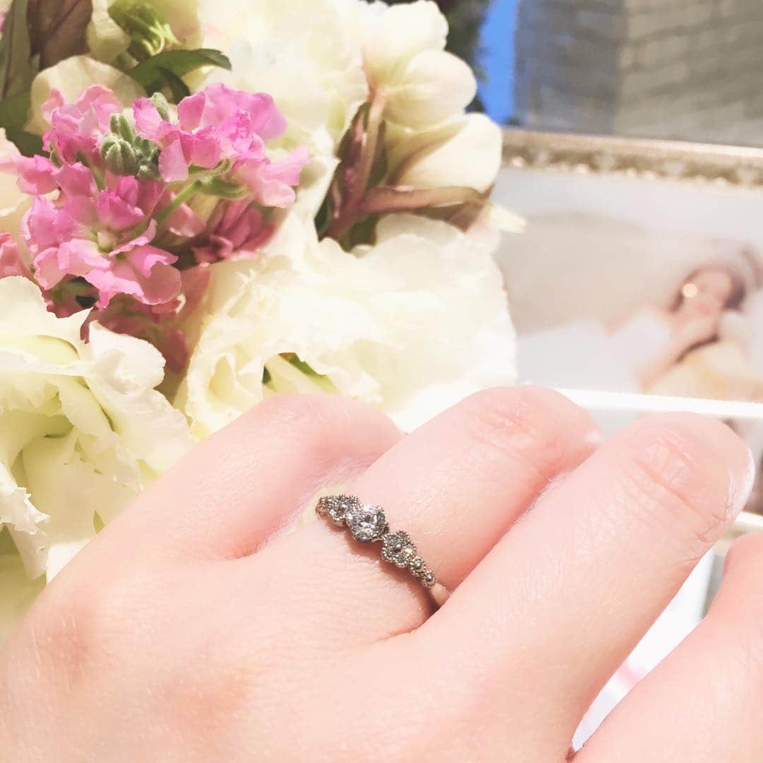 JKプラネット銀座.表参道.福岡|結婚指輪セレクトショップさんのインスタグラム写真 - (JKプラネット銀座.表参道.福岡|結婚指輪セレクトショップInstagram)「💍 @jkplanet.jewelry 【PRIMA PORTA】 「最高の始まり」という意味が込められたブライダルジュエリーブランド💎 シンプルでも可愛らしいデザインが豊富です。 デザイン名:Plie [プリエ] 恋にリリアーナの花束を✨ 花輪のようなデザインのリング♪ 中央のダイヤモンドに寄り添うように咲く花が可愛らしい印象を与えてくれます♡ ※プラチナの他、各種ゴールド、価格を抑えたパラジウムへの変更等、ご希望の素材でお作り頂けるブランドです✨ . ⇩JKPlanet  SHOP LIST⇩ 銀座本店・表参道店・横浜元町店・福岡天神店・熊本上通店・宮崎橘通り店・鹿児島天文館店  #JKPlanet #JKプラネット #結婚指輪のセレクトショップ #銀座 #表参道 #原宿 #宮崎 #鹿児島 #PRIMAPRIMA #プリマポルタ #エンゲージリング #マリッジリング #ブライダルリング #プロポーズ #結婚準備 #プレ花嫁 #日本中のプレ花嫁さんと繋がりたい  #東京花嫁 #福岡花嫁 #熊本花嫁 #宮崎花嫁 #鹿児島花嫁 #結婚對戒 #結婚戒指 #求婚戒指 #結婚指輪探し #結婚指輪選び #婚約指輪探し #weddingring #jewelry」3月27日 18時40分 - jkplanet.jewelry