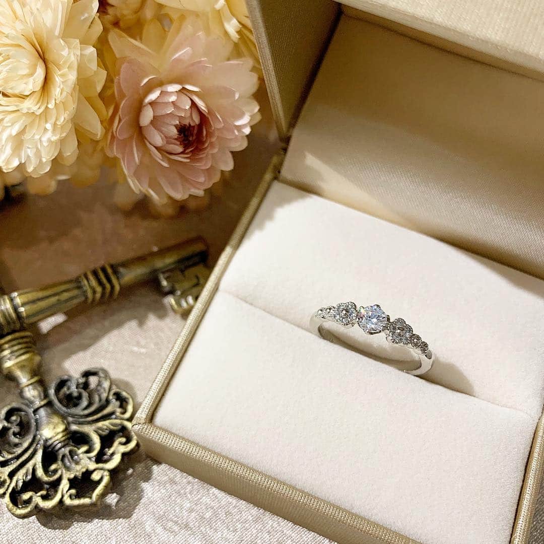 JKプラネット銀座.表参道.福岡|結婚指輪セレクトショップさんのインスタグラム写真 - (JKプラネット銀座.表参道.福岡|結婚指輪セレクトショップInstagram)「💍 @jkplanet.jewelry 【PRIMA PORTA】 「最高の始まり」という意味が込められたブライダルジュエリーブランド💎 シンプルでも可愛らしいデザインが豊富です。 デザイン名:Plie [プリエ] 恋にリリアーナの花束を✨ 花輪のようなデザインのリング♪ 中央のダイヤモンドに寄り添うように咲く花が可愛らしい印象を与えてくれます♡ ※プラチナの他、各種ゴールド、価格を抑えたパラジウムへの変更等、ご希望の素材でお作り頂けるブランドです✨ . ⇩JKPlanet  SHOP LIST⇩ 銀座本店・表参道店・横浜元町店・福岡天神店・熊本上通店・宮崎橘通り店・鹿児島天文館店  #JKPlanet #JKプラネット #結婚指輪のセレクトショップ #銀座 #表参道 #原宿 #宮崎 #鹿児島 #PRIMAPRIMA #プリマポルタ #エンゲージリング #マリッジリング #ブライダルリング #プロポーズ #結婚準備 #プレ花嫁 #日本中のプレ花嫁さんと繋がりたい  #東京花嫁 #福岡花嫁 #熊本花嫁 #宮崎花嫁 #鹿児島花嫁 #結婚對戒 #結婚戒指 #求婚戒指 #結婚指輪探し #結婚指輪選び #婚約指輪探し #weddingring #jewelry」3月27日 18時40分 - jkplanet.jewelry