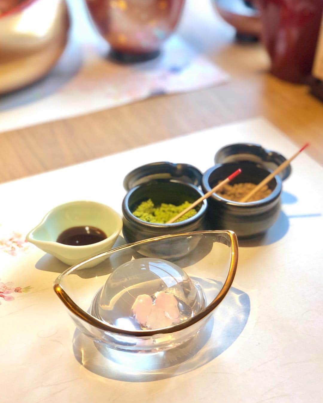 彩耶さんのインスタグラム写真 - (彩耶Instagram)「あっ、桜が咲いてる〜🌸🌸 ・ とっても可愛い  #水わらび餅  でした😋💕 ・ #おにくのちらし京都二寧坂店 @onikunochirashi ・ オープンを記念し、春を象徴する 特選水菓子『 春の水わらび餅 』を、ご来店のお客様全員にプレゼントして下さいます❣️ ・ 黒蜜をかけ、お好みで抹茶きな粉・ほうじ茶きな粉を添えて〜😌✨ ・ プルプル可愛くて、何枚もお写真撮っちゃいました。３つのこんぺいとうがまるで桜の花びらみたいでほんと可愛いっ🙈🌸 ・ 京都の春を連想させてくれる素敵な水菓子でした😋💕🌸 ・ いよいよ明日、二寧坂に  グランドオープンです❣️ ・ 上質な黒毛和牛と京都の食材を贅沢に使った #肉ちらし 皆さんにも一度 食べていただきたいなぁ (๑˃̵ᴗ˂̵)💕 ・ 京都にお立ち寄り際は是非〜😌✨ ・ 京都二寧坂店 京都市東山区桝屋町 349-21 営業時間 11:00〜18:30 定休日 火曜日 ♡ ♡ #京都#おにくのちらし京都二寧坂店#おにくのちらし#肉ちらし#yummy#黒毛和牛#京都グルメ#京都ランチ#清水寺グルメ#清水寺ランチ#清水寺 #モデル#model#神戸#kobe#インスタ#instagram#インフルエンサー#インスタグラマー#私#me#フォロー#followme#フォローミー#お洒落さんと繋がりたい#いつかの私」3月27日 18時36分 - 3aya11