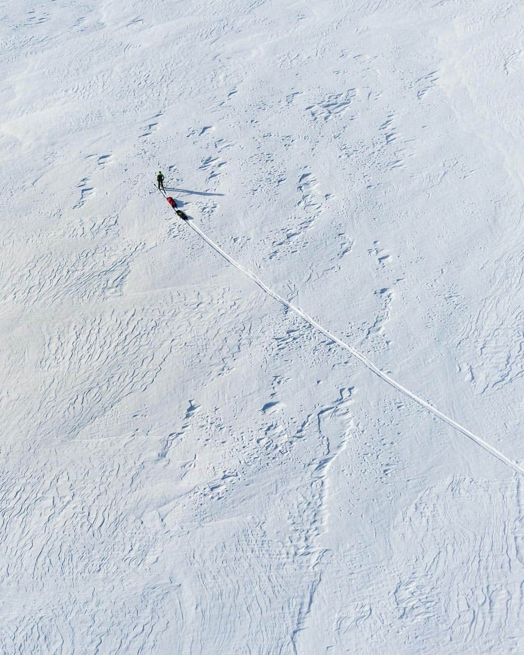 のインスタグラム：「@loury_explorer traversing Iceland immensity 🇮🇸 📷 @sammy_billon @agence_zeppelin  #MilletRiseUp #exploration #explore #iceland #glacier #pulka」