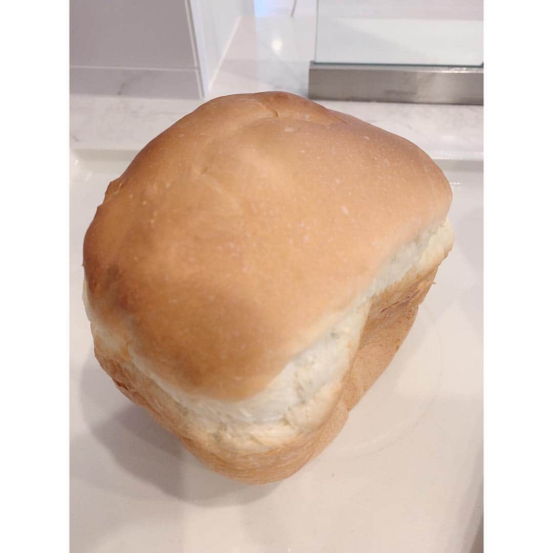 川崎希さんのインスタグラム写真 - (川崎希Instagram)「手作り食パン🍞💓💓💓 ずっと欲しかったホームベーカリー付き電子レンジで食パン作ったよ😊  お家の出来たて食パンはおちびーぬも気に入ってくれたみたい🌟🌟🌟 #ホームベーカリー #食パン #パン作り」3月27日 18時38分 - kawasakinozomi
