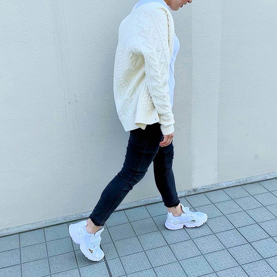aki_closetのインスタグラム：「. 近所まで👣の どカジュアルdayな今日 . 春物買いにそろそろお出かけしたいけど とりあえず何買えばいいのか‥ハテナ🙄 疎くなってる💦 . #loin. #adidas」