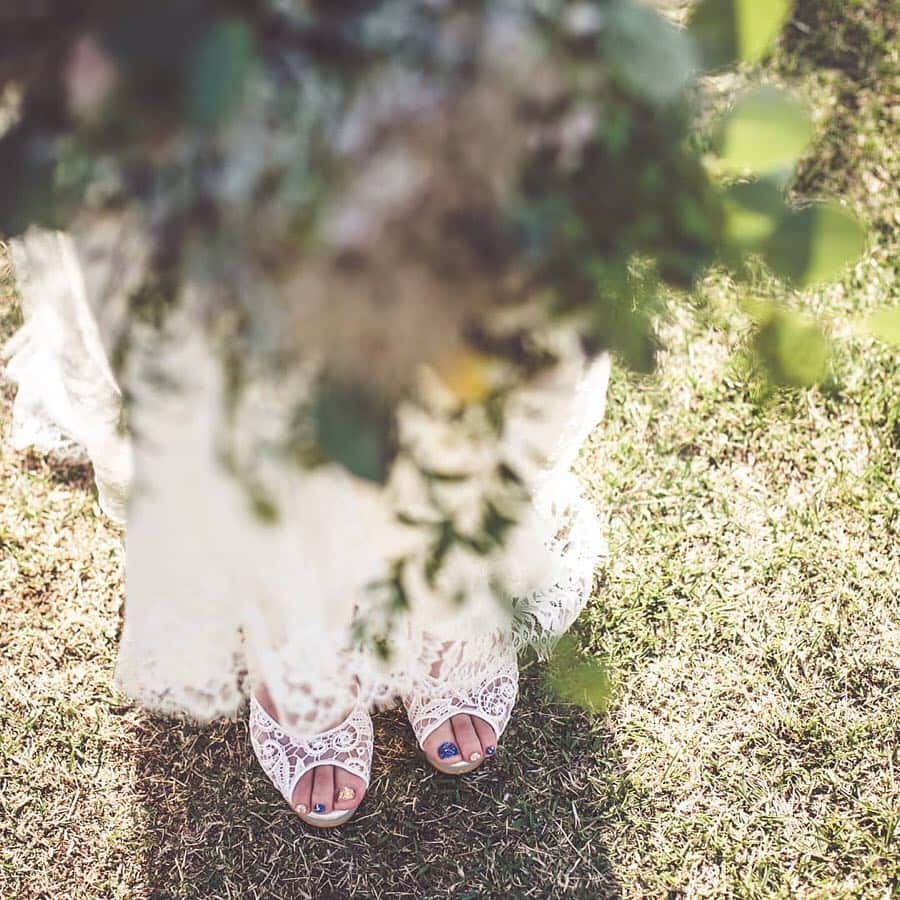 ハナユメさんのインスタグラム写真 - (ハナユメInstagram)「.﻿ 花嫁は足元までこだわりたいもの。 夏婚のウェディングシューズはオープントゥが人気♪﻿ せっかくのフットネイルも覗かせたいのが、乙女心。﻿ ホワイトの中に映えるブルーのカラーネイルが素敵です✨﻿ Photo by @wd0819rip さん﻿ .﻿ 【#プレハナユメ #卒ハナユメ】にあなたのお気に入り写真をpostしてください♡﻿ .﻿ このアカウント内で紹介させていただくことがあります。﻿ .﻿ .﻿ #hanayume #ハナユメ #ハナユメフォトウェディング﻿ #結婚 #結婚式 #結婚式ドレス #結婚式ネイル﻿ #ウェディング #ウェディングフォト #ウェディングレポ﻿ #結婚式アイデア　#フォトウェディング #ブライダル﻿ #ブライダルフォト #ウェディングアイテム #ブライダルアイテム﻿ #ブライダルシューズ #ウェディングシューズ #お仕度ショット﻿ #オープントゥ #プレ花嫁 #卒花嫁 #2019春婚﻿ #2019夏婚 #2019秋婚 #2019冬婚 #プレ花嫁準備﻿ #プレ花嫁さんと繋がりたい」3月27日 18時43分 - hanayume_wedding