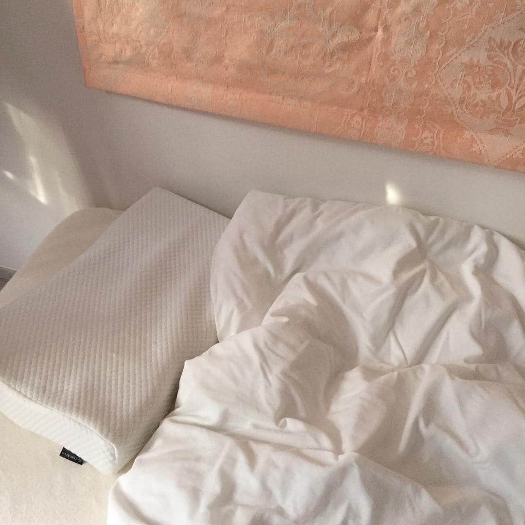 COCON AOYAMA｜ASLEEPコンセプトショップのインスタグラム：「.⁣⠀ 花粉症でお困りの方必見！😷⁣⠀ ASLEEPのアレルカットマットレスは花粉やダニを抗アレル物質で包み込みアレルギー物質を抑制する機能付き！⁣⠀ 洗うこともできるので花粉の季節にオススメ。⁣⠀ ⁣⠀ "質の高い眠り"を追求するASLEEP（アスリープ）のコンセプトショップCOCON AOYAMA⁣⠀ 自分に最適なマットレスが3分でわかる「姿勢診断システム」体験を実施中 ⁣⠀ . ⁣⠀ . ⁣⠀ ▶アスリープの詳細はプロフィール（@cocon_asleep ）のリンクから😄🌷 ⁣⠀ . ⁣⠀ . ⁣⠀ #coconaoyama #アスリープ #アイシンベッド #ベッドメイキング #マットレス #ベッド #寝室 #AOビル #青山 #表参道 #インテリア #インテリアコーディネート #ひとり暮らしインテリア #模様替え #ホワイトインテリア  #春 #お布団大好き #癒しの空間  #インスタ映え  #お布団工房 #女子力向上委員会  #部屋作り #部屋の模様替え #新生活準備 #新生活スタート #入学式 #入社式」