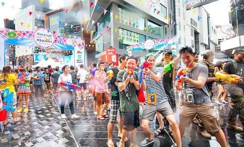 タイ国政府観光庁さんのインスタグラム写真 - (タイ国政府観光庁Instagram)「タイ旧正月のお祭り「ソンクラーン」へGO😉﻿ ﻿ 水掛け祭りとしても知られるタイ旧正月のお祭り「ソンクラーン」。毎年4月13日〜15日の3日間で行うものとされ、タイの祝日にも定められています✨﻿ ﻿ もともとは、仏像や仏塔、さらに年長者などの手に水を掛けてお清めをするという伝統的な風習でしたが、現在ではそれに加えて、街で通行人同士が水を掛けあって楽しむ「水掛け祭り」として知られるようになり、バンコクはもちろん、各地で独自のイベントが開催中。大賑わいとなります🥳﻿ ﻿ #タイ #ソンクラーン #水かけ祭り #旧正月 #タイ祭り #タイイベント #祭り #こんなタイ知らなかった #タイを知りつくす #タイ旅行 #バンコク旅行 #ローカル体験 #お祭り男 #旅好きな人と繋がりたい #旅行好きな人と繋がりたい #thailand #songkran #waterfestival #thainewyear #festival #amazingthailand #thailandtravel #thailandtrip #thai #thaistagram #lovethailand #localexperience #thainess」3月27日 18時45分 - amazingthailandjp
