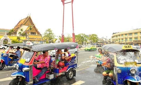 タイ国政府観光庁さんのインスタグラム写真 - (タイ国政府観光庁Instagram)「タイ旧正月のお祭り「ソンクラーン」へGO😉﻿ ﻿ 水掛け祭りとしても知られるタイ旧正月のお祭り「ソンクラーン」。毎年4月13日〜15日の3日間で行うものとされ、タイの祝日にも定められています✨﻿ ﻿ もともとは、仏像や仏塔、さらに年長者などの手に水を掛けてお清めをするという伝統的な風習でしたが、現在ではそれに加えて、街で通行人同士が水を掛けあって楽しむ「水掛け祭り」として知られるようになり、バンコクはもちろん、各地で独自のイベントが開催中。大賑わいとなります🥳﻿ ﻿ #タイ #ソンクラーン #水かけ祭り #旧正月 #タイ祭り #タイイベント #祭り #こんなタイ知らなかった #タイを知りつくす #タイ旅行 #バンコク旅行 #ローカル体験 #お祭り男 #旅好きな人と繋がりたい #旅行好きな人と繋がりたい #thailand #songkran #waterfestival #thainewyear #festival #amazingthailand #thailandtravel #thailandtrip #thai #thaistagram #lovethailand #localexperience #thainess」3月27日 18時45分 - amazingthailandjp