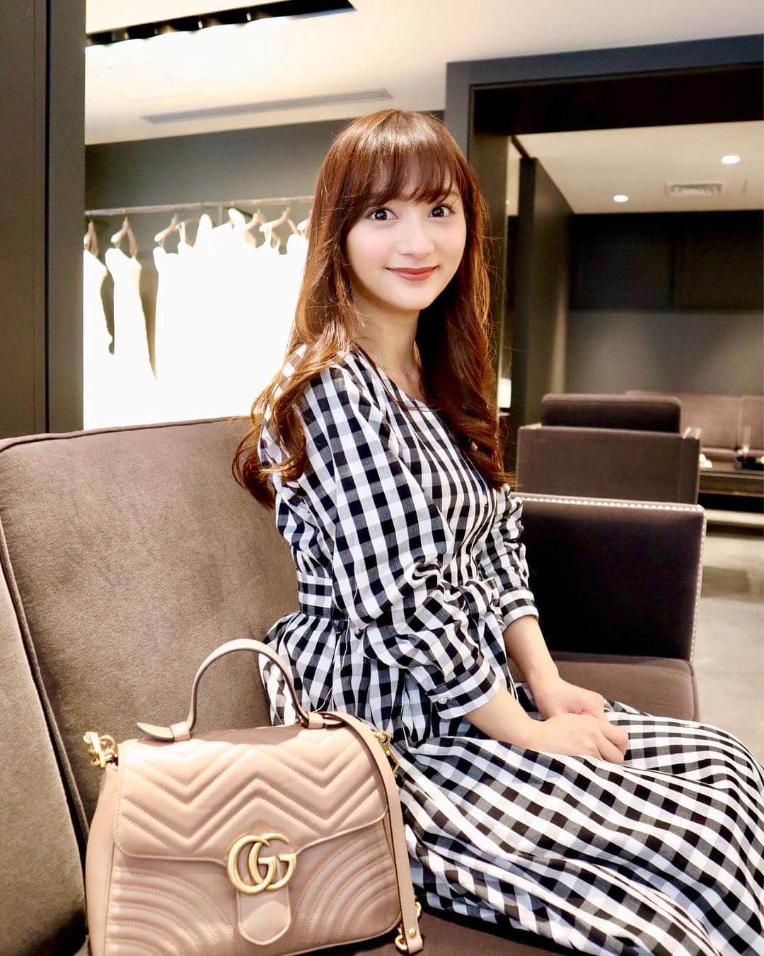 加藤瑠美さんのインスタグラム写真 - (加藤瑠美Instagram)「先週末、ついに憧れのVera Wangへウェディングドレスを買いに行きました👰 10着以上着たけど、彼からも母からも褒めてもらえて私自身も1番ときめいたドレスに✨ いつも希望を叶えてくれて、彼へありがとうの気持ちが止まらない👼  そんな記念すべき日？のお洋服は、シフォンプリーツが可愛いワンピースを着ました💕 大好きな担当さんにも褒めていただけて嬉しい✨ ウエストにはリボンも付いていて、外しても着られるみたい🎀 春にぴったりのギンガムワンピです💐  Dress : #mercuryduo #マーキュリーデュオ Bag : #gucci #グッチ  #coordinate#ootd#Japanese#Japanesegirl#Happy#girl#fashion#instafashion#instagood#rubi_fashion#verawang#春ファッション#春コーデ#コーディネート#コーデ#私服#新作#春服#プリーツ#バックプリーツ#シフォン#ギンガム#ギンガムチェック#ヴェラウォン#ヴェラウォン銀座#プレ花嫁」3月27日 18時47分 - katorubi