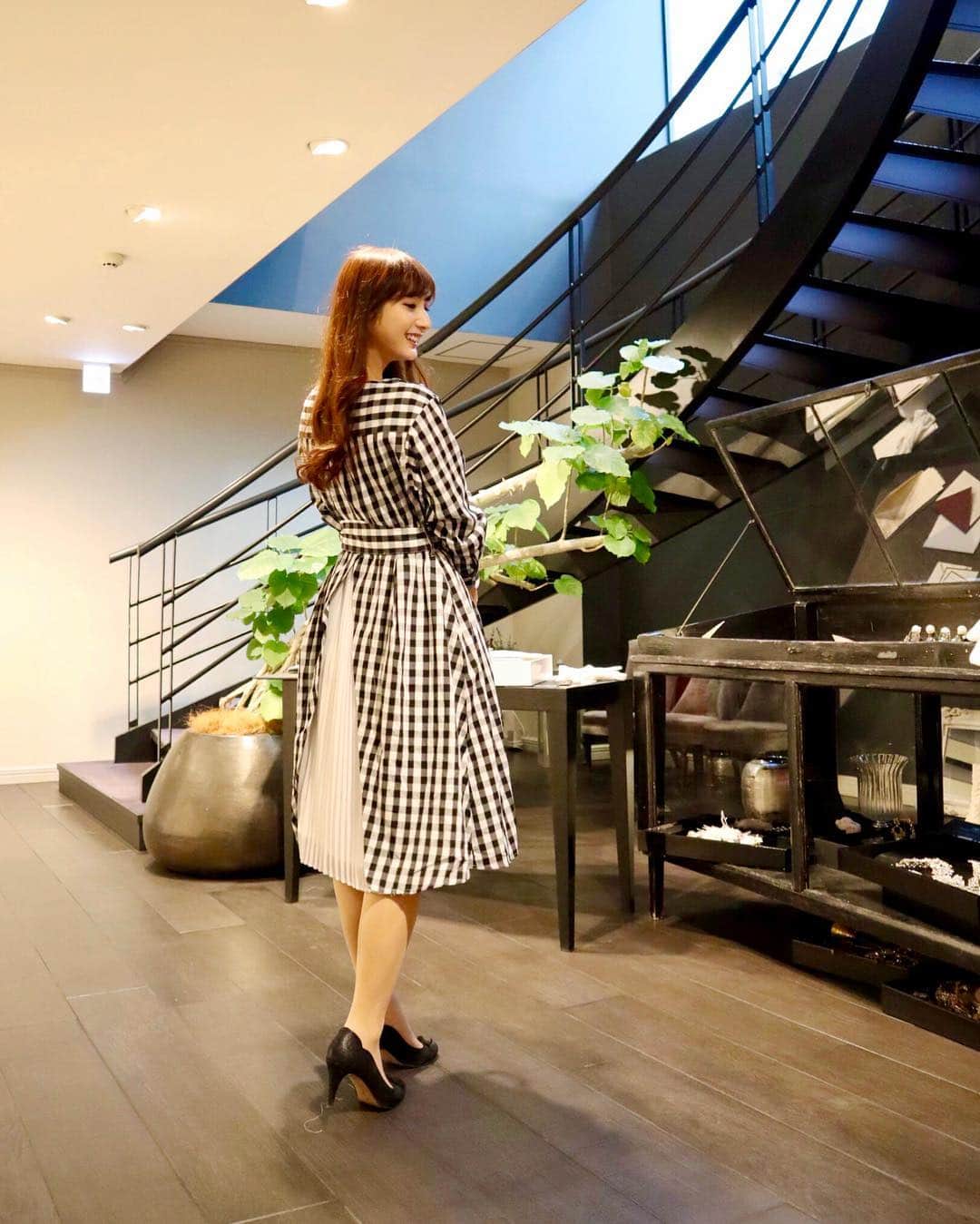 加藤瑠美さんのインスタグラム写真 - (加藤瑠美Instagram)「先週末、ついに憧れのVera Wangへウェディングドレスを買いに行きました👰 10着以上着たけど、彼からも母からも褒めてもらえて私自身も1番ときめいたドレスに✨ いつも希望を叶えてくれて、彼へありがとうの気持ちが止まらない👼  そんな記念すべき日？のお洋服は、シフォンプリーツが可愛いワンピースを着ました💕 大好きな担当さんにも褒めていただけて嬉しい✨ ウエストにはリボンも付いていて、外しても着られるみたい🎀 春にぴったりのギンガムワンピです💐  Dress : #mercuryduo #マーキュリーデュオ Bag : #gucci #グッチ  #coordinate#ootd#Japanese#Japanesegirl#Happy#girl#fashion#instafashion#instagood#rubi_fashion#verawang#春ファッション#春コーデ#コーディネート#コーデ#私服#新作#春服#プリーツ#バックプリーツ#シフォン#ギンガム#ギンガムチェック#ヴェラウォン#ヴェラウォン銀座#プレ花嫁」3月27日 18時47分 - katorubi