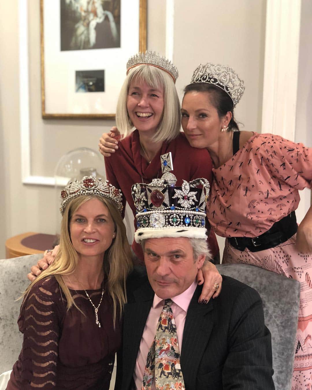 ナタリー・インブルーリアさんのインスタグラム写真 - (ナタリー・インブルーリアInstagram)「Tea and Tiara’s with King Ed at @houseofgarrard yesterday. Thanks for the history lesson! @edhutley」3月27日 18時57分 - natalie_imbruglia